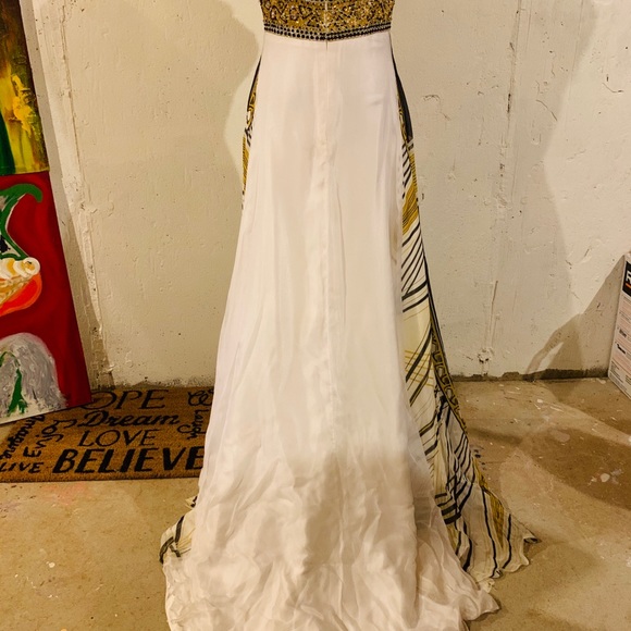 Extraordinary beaded gown - Picture 4 of 8